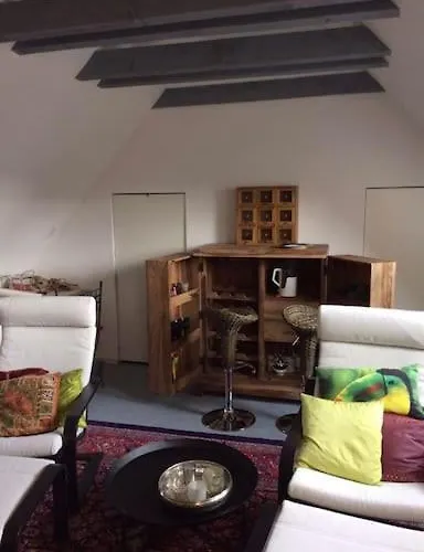 Geschmackvolles Dachstudio In Der Innenstadt