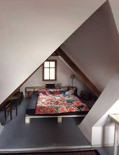 Geschmackvolles Dachstudio In Der Innenstadt